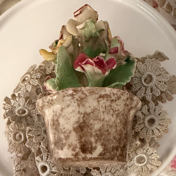 Majolica Mini Potted Roses - Picture 12 of 13